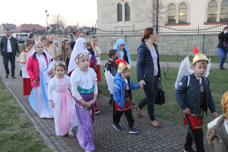 Borzęcin. Bal wszystkich świętych