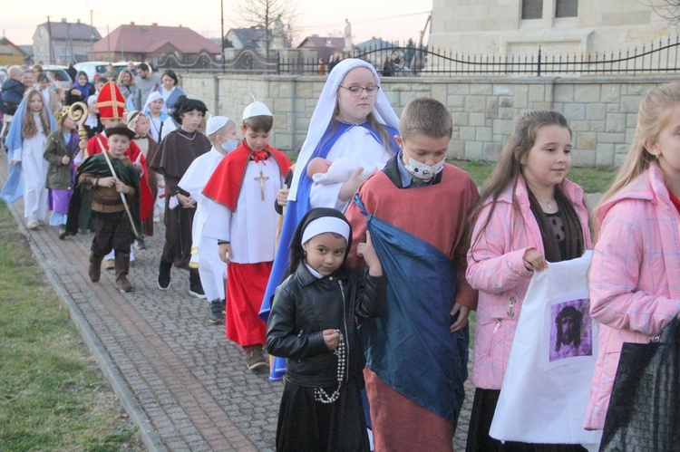 Borzęcin. Bal wszystkich świętych