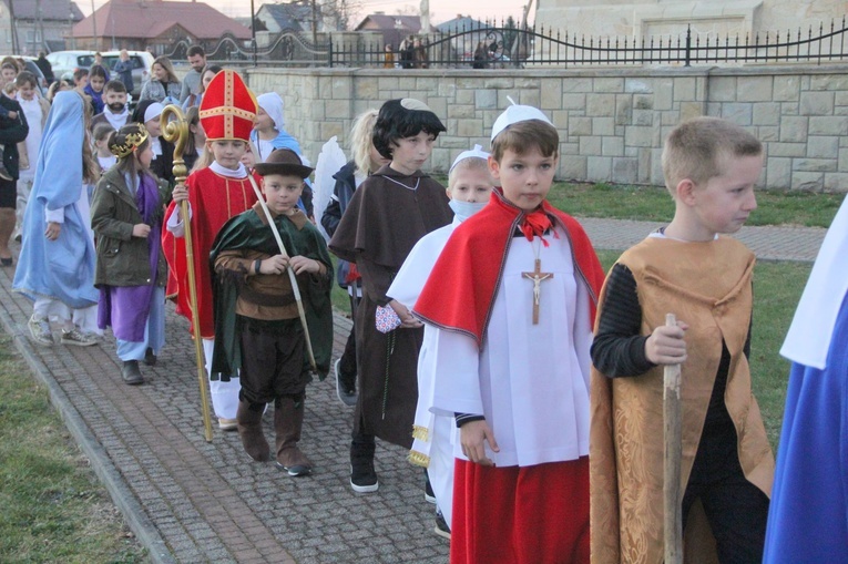 Borzęcin. Bal wszystkich świętych