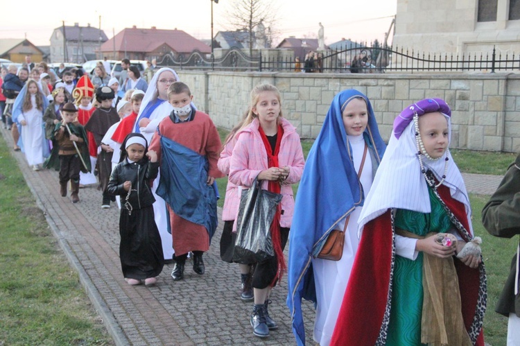 Borzęcin. Bal wszystkich świętych