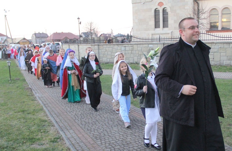 Borzęcin. Bal wszystkich świętych