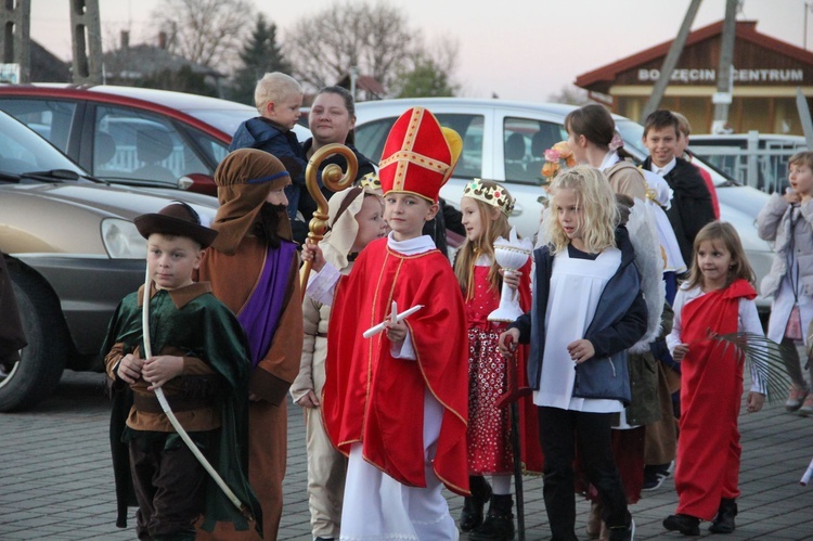 Borzęcin. Bal wszystkich świętych