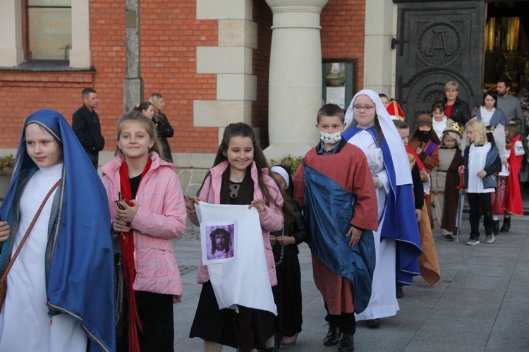 Borzęcin. Bal wszystkich świętych
