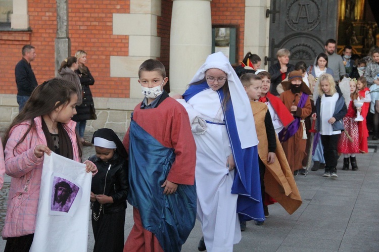 Borzęcin. Bal wszystkich świętych