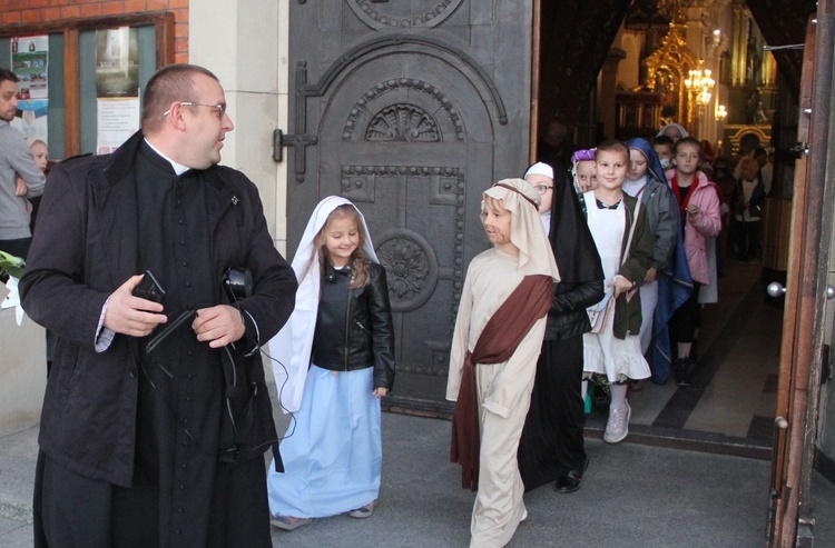 Borzęcin. Bal wszystkich świętych