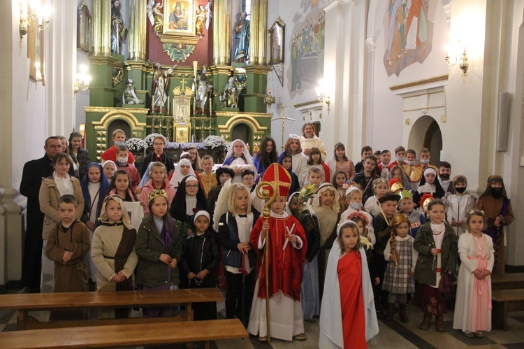 Borzęcin. Bal wszystkich świętych