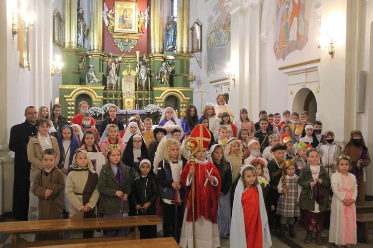 Borzęcin. Bal wszystkich świętych
