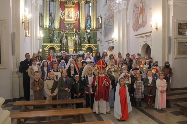 Borzęcin. Bal wszystkich świętych