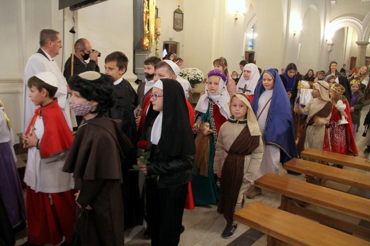 Borzęcin. Bal wszystkich świętych