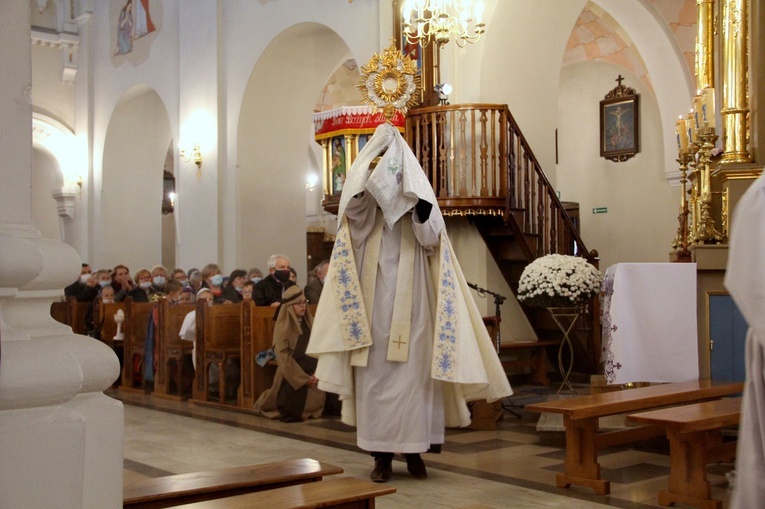 Borzęcin. Bal wszystkich świętych