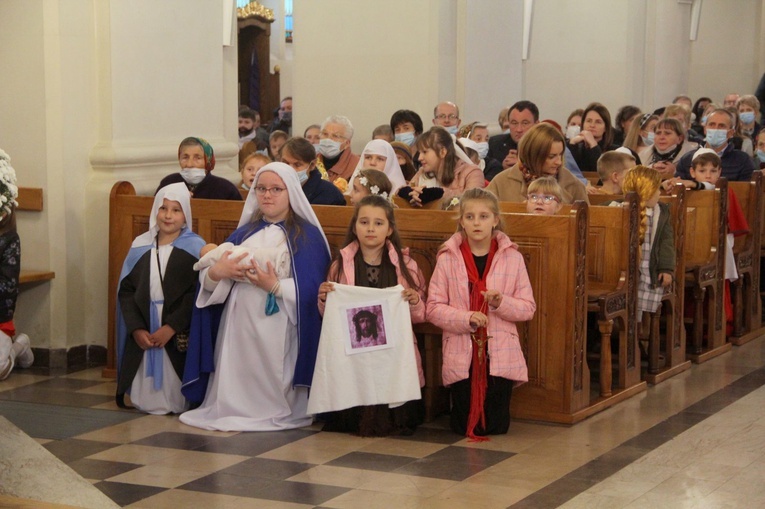 Borzęcin. Bal wszystkich świętych