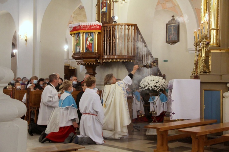 Borzęcin. Bal wszystkich świętych