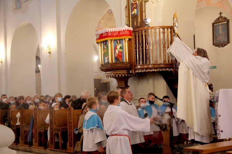 Borzęcin. Bal wszystkich świętych