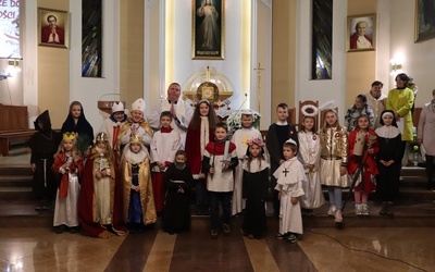 Dzieci, przebierając się za świętych, postawiły na "lokalny" patriotyzm - św. Jadwiga, św. Jan Paweł II - wiedli prym podczas Nocy Świętych. Nie zabrakło też św. o. Pio, św. Barbary, czy św. Rity.