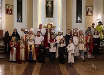 Dzieci, przebierając się za świętych, postawiły na "lokalny" patriotyzm - św. Jadwiga, św. Jan Paweł II - wiedli prym podczas Nocy Świętych. Nie zabrakło też św. o. Pio, św. Barbary, czy św. Rity.