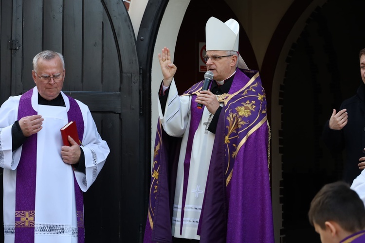 Świdnica. Msza św. i procesja różańcowa z bp. Markiem Mendykiem