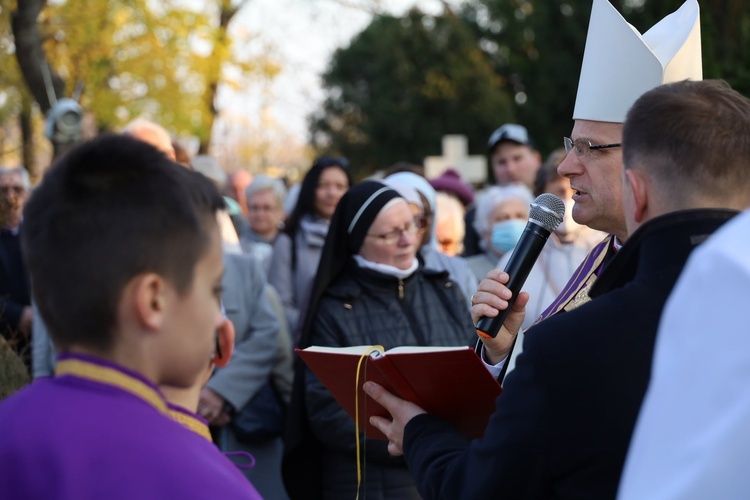 Świdnica. Msza św. i procesja różańcowa z bp. Markiem Mendykiem