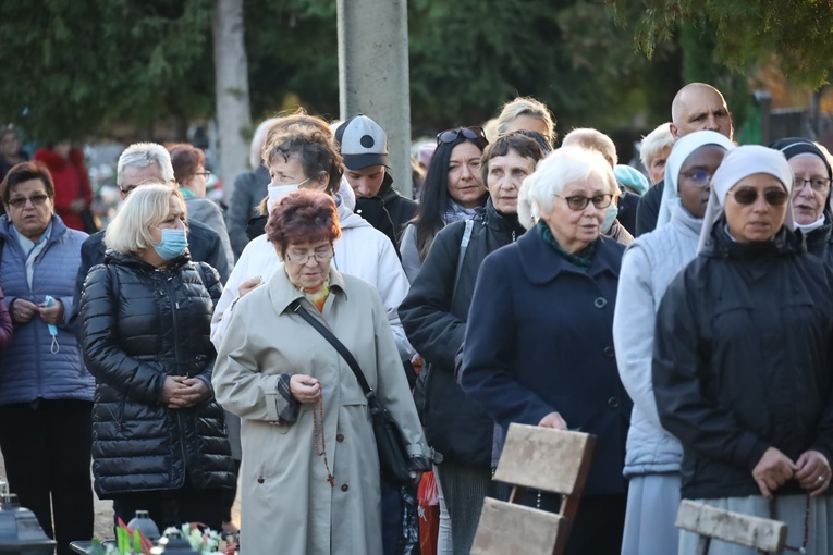Świdnica. Msza św. i procesja różańcowa z bp. Markiem Mendykiem
