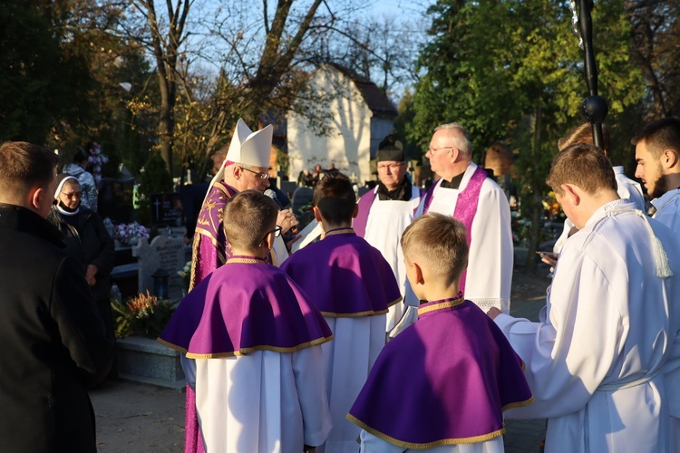 Świdnica. Msza św. i procesja różańcowa z bp. Markiem Mendykiem