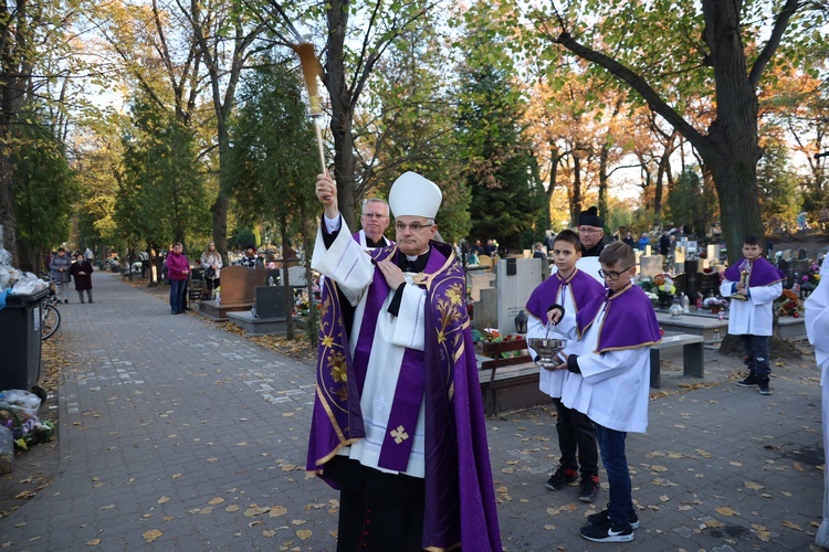 Świdnica. Msza św. i procesja różańcowa z bp. Markiem Mendykiem