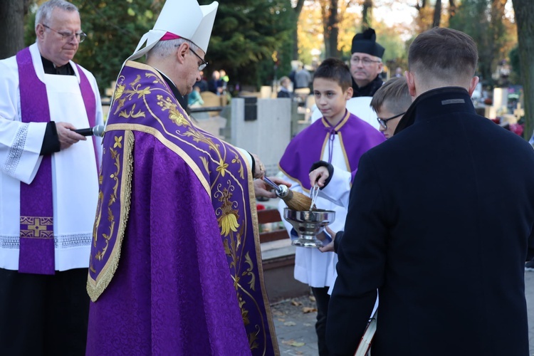 Świdnica. Msza św. i procesja różańcowa z bp. Markiem Mendykiem