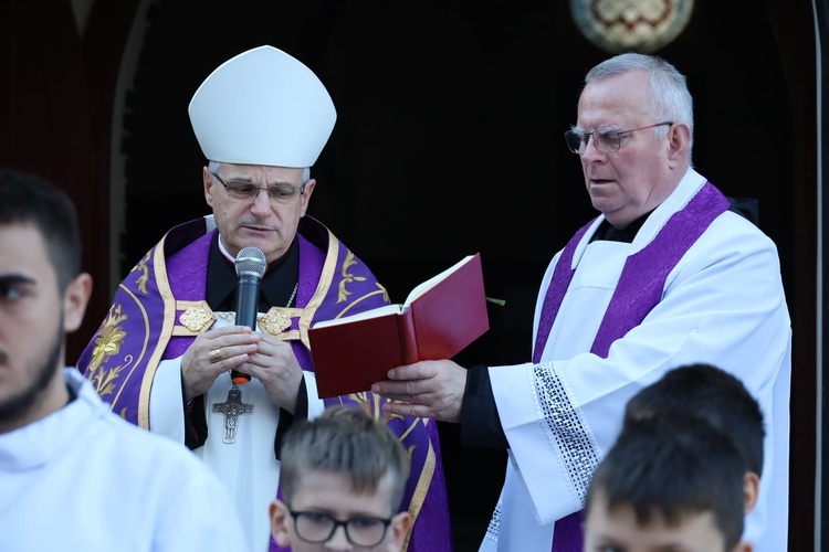 Świdnica. Msza św. i procesja różańcowa z bp. Markiem Mendykiem