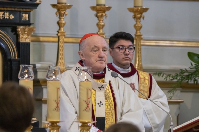 Procesja z modlitwą za zmarłych na Cmenarzu Powązkowskim 