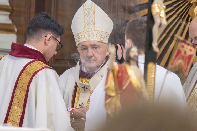 Procesja z modlitwą za zmarłych na Cmenarzu Powązkowskim 