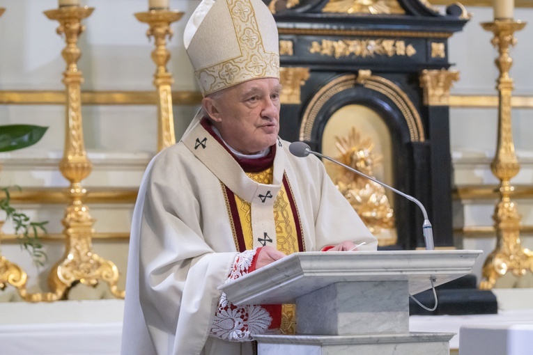 Procesja z modlitwą za zmarłych na Cmenarzu Powązkowskim 