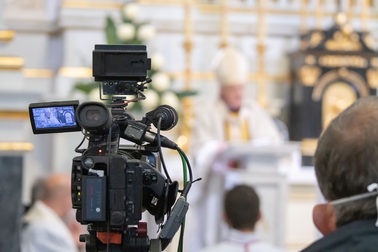 Procesja z modlitwą za zmarłych na Cmenarzu Powązkowskim 