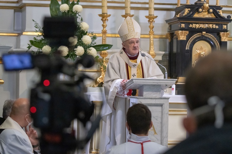 Procesja z modlitwą za zmarłych na Cmenarzu Powązkowskim 