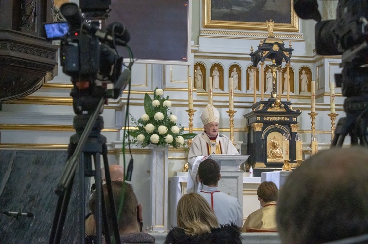 Procesja z modlitwą za zmarłych na Cmenarzu Powązkowskim 