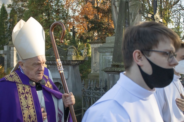 Procesja z modlitwą za zmarłych na Cmenarzu Powązkowskim 