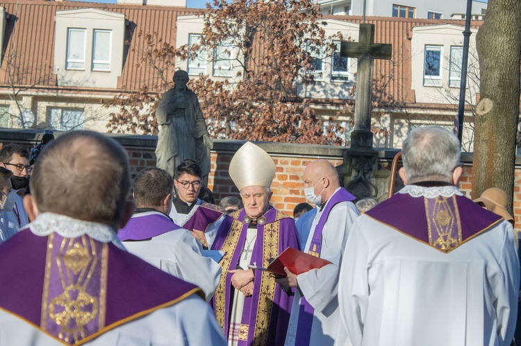 Procesja z modlitwą za zmarłych na Cmenarzu Powązkowskim 