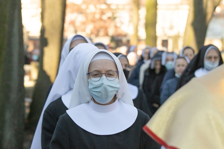 Procesja z modlitwą za zmarłych na Cmenarzu Powązkowskim 