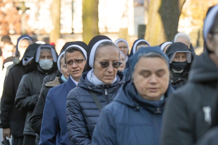 Procesja z modlitwą za zmarłych na Cmenarzu Powązkowskim 