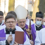 Procesja z modlitwą za zmarłych na Cmenarzu Powązkowskim 