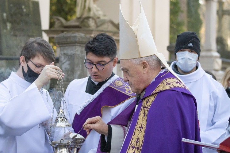 Procesja z modlitwą za zmarłych na Cmenarzu Powązkowskim 