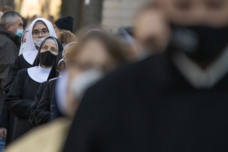 Procesja z modlitwą za zmarłych na Cmenarzu Powązkowskim 