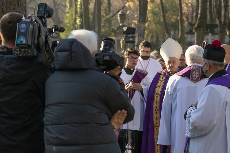 Procesja z modlitwą za zmarłych na Cmenarzu Powązkowskim 