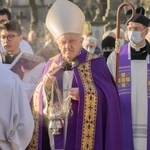 Procesja z modlitwą za zmarłych na Cmenarzu Powązkowskim 