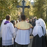 Procesja z modlitwą za zmarłych na Cmenarzu Powązkowskim 