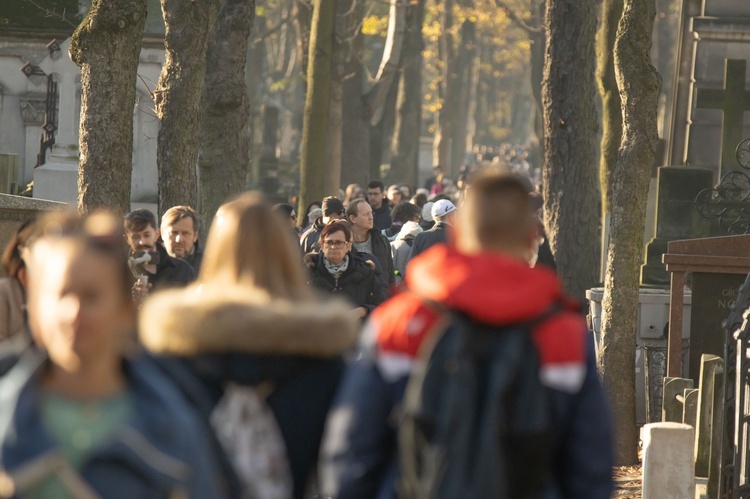 Procesja z modlitwą za zmarłych na Cmenarzu Powązkowskim 