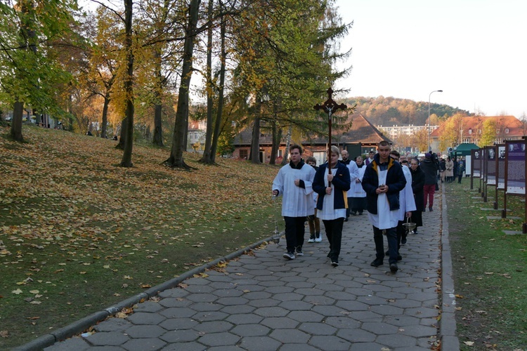 Modlitwa na gdańskim cmentarzu Srebrzysko