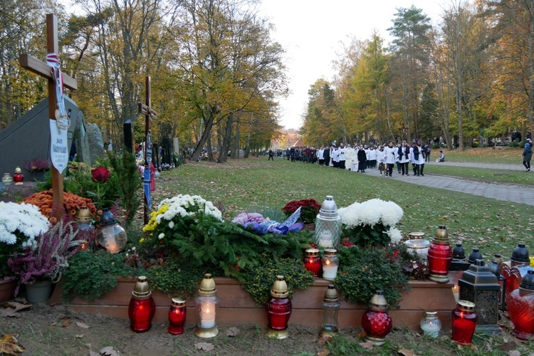 Modlitwa na gdańskim cmentarzu Srebrzysko