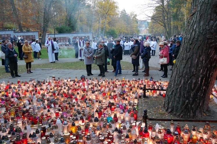 Modlitwa na gdańskim cmentarzu Srebrzysko