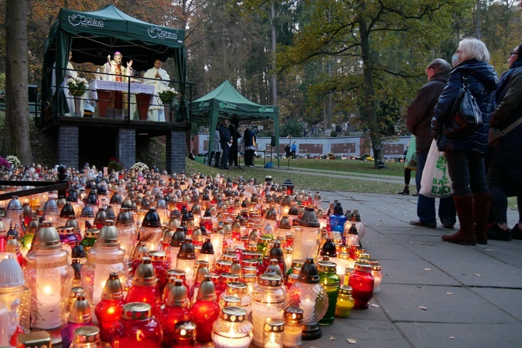 Modlitwa na gdańskim cmentarzu Srebrzysko