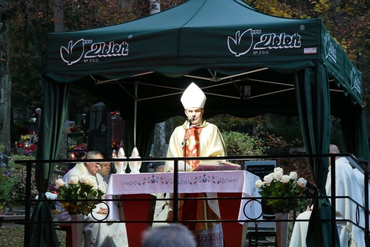 Modlitwa na gdańskim cmentarzu Srebrzysko