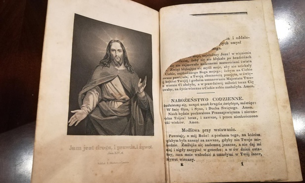 Ten wyjątkowy modlitewnik jest obecny w rodzinie Beaty Dutkowskiej od połowy XIX wieku.