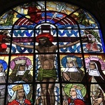 Ciechanów-fara. Polscy święci w adoracji krzyża (witraż w kaplicy św. Józefa)